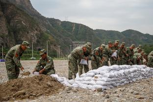 詹宁斯谈科尔抱怨裁判：小阵容防不住只能犯规 投篮太多哪来哨子？